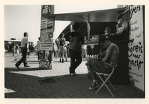 1991-130 De Boompjes zijn het decor voor de jaarlijkse uitmarkt, waar de vertegenwoordigers van diverse culturele ...