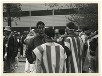 1991-1500 Op de zuidelijke oever nabij het Feyenoordstadion vermaken de supporters van FC Barcelona zich voor de finale ...