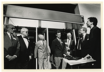 1991-2097 Door het in werking stellen van een lichtkrant opende CDA-fractievoorzitter L.C. Brinkman (geheel rechts) het ...