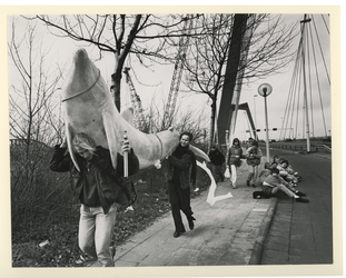 1991-2113 Studenten van de kunstacademie sjouwen met een grote namaakhaai over de Willemsbrug als onderdeel van een ...