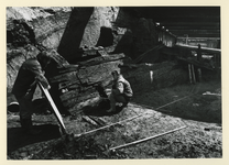 1991-2290 Bij werkzaamheden van de bouw aan de Willemsspoortunnel zijn de resten gevonden van een sluisje tussen de ...