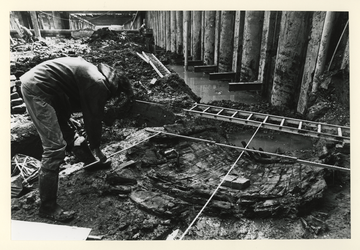 1991-2291 Bij werkzaamheden van de bouw aan de Willemsspoortunnel zijn de resten gevonden van een sluisje tussen de ...