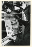 1991-2292 Eén van de eerste exemplaren van het Rotterdams Dagblad wordt kritisch door een drukker bekeken.