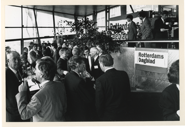 1991-2293 Een overzicht van de genodigden in restaurant De Boompjes bij de presentatie van het eerste exemplaar van het ...
