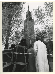1991-2297 Brandweer en omstanders kijken naar de torenspits van de Christus Koningkerk aan het Statenplein, die ...