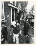1991-3179 De voorzitter van de Deelgemeente Noord, Theo Eikenbroek, hangt aan de gevel van een pand in Klein Coolstraat ...