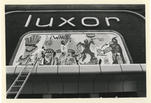 1991-3196 Het cabaret duo Martin van Waardenberg en Wilfried de Jong beschilderen zelf het reclamebord van Luxor.