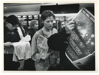 1992-1009 Sfeeropnames tijdens het Film Festival Rotterdam, waarin de festivalkrant aandachtig wordt gelezen door het ...