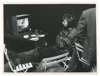 1992-1016 Een medewerker van het Film Festival Rotterdam kijkt op een monitor.