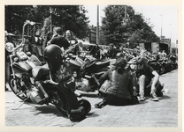 1992-1090 Ongeveer vierhonderd bezitters van een Harley Davidson-motorfiets treffen elkaar op de Beneden Oostzeedijk.