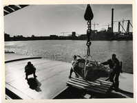 1992-1126 Een rivierkei van 2500 kilo wordt aan boord van het binnenvaartschip Zephir geladen. Het is de Nederlandse ...