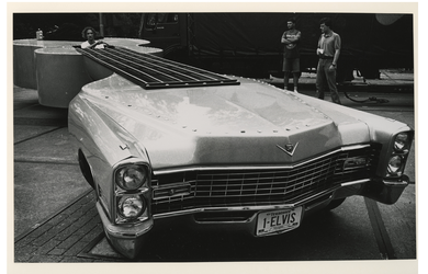 1992-1208 Eén van de tentoongestelde voorwerpen op de Elvis Presley tentoonstelling is een auto in de vorm van gitaar.