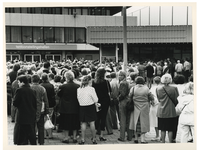 1992-1238 Een grote groep belangstellenden wachten voor de opening van de 45ste Femina vrouwenbeurs in de Ahoy-hallen.