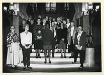 1992-1251 Dertig secretaresses van burgemeesters en wethouders uit de regio zijn verzameld op de trap van het stadhuis ...