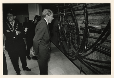 1992-1258 Prins Claus bekijkt in gezelschap van burgemeester Peper een enorm Zwitsers uurwerk in de hal van het zojuist ...