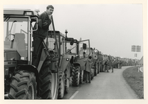 1992-1265 Ongeveer 350 boeren op tractoren afkomstig van de Zuid-Hollandse en Zeeuwse eilanden trekken in een ...