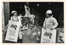 1992-1393 Actievoerders van de milieuorganisatie Greenpeace blokkeren enige tijd de toegang tot de stortbunker voor zes ...