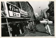1993-3079 Overzicht van de Kruiskade tijdens het Film Festival Rotterdam.
