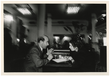 1993-3105 Ambassadeur Coen Stork met een journaliste in Dudok tijdens het Film Festival Rotterdam.