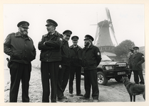 1993-3146 De zeven bos- en parkwachters van Gemeentewerken ontvangen een nieuw uniform.