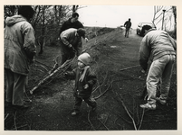 1993-3192 In het kader van de actie 'Doe wat voor je stad' planten leden van de Vogel- en Vleermuisgroep 'Noordrand' ...