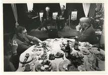 1993-3231 Literair ontbijt. In het bibliotheektheater vindt het literair ontbijt plaats met Harry Mulisch en Maarten 't Hart.