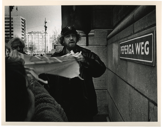 1993-3294 Actie van de Stadspartij. Journalist Jim Postma onthult namens de Stadspartij een alternatief straatnaambord ...