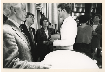 1993-3313 De winnaar van de Designprijs Rotterdam 1993, Roelof Mulder, in gesprek met Neelie Kroes, Burgemeester Peper ...