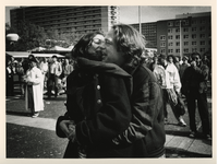 1993-3328 Bevrijdingsfestival. Op het Schouwburgplein wordt het Provinciaal Bevrijdingscentrum vooral voor jongeren gehouden.