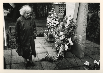 1993-3347 Herdenking bombardement. Bij het monument aan de Statenweg wordt het bombardement op Rotterdam herdacht.