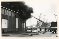 1993-3549 Grote brand bij Multi-Terminals aan de Waalhaven. Een enorme brand aan de Waalhaven geeft tot in de wijde ...