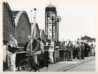 1993-3599 Activiteiten rondom spoortunnel. Historische treinstellen rijden voor de laatste maal over de Maasbruggen en ...