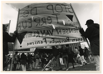 1993-3643 Protest tegen racisme. Jongeren demonstreren in het centrum tegen het opkomend racisme. Motto van de mars is ...