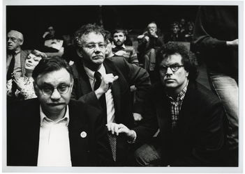1993-3687 PvdA-bijeenkomst. Drie leden van de PvdA, Johan Henderson, Ruud van Middelkoop en Peter Aubert, wachten in ...