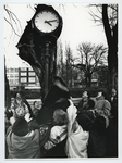 1993-3696 Onthulling klok. In het wijkpark Oude Westen onthullen kinderen uit de buurt een openbare klok.