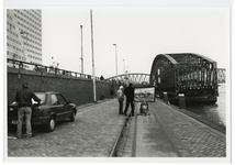 1994-1766 Sloop van spoorbruggen. Een kunstschilder legt de laatste hand aan zijn doek bij het eerste verplaatste ...