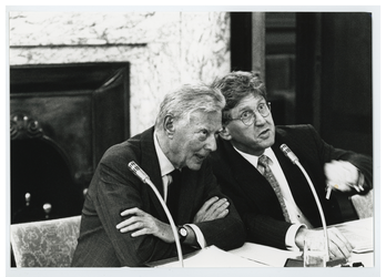 1994-1779 Oprichting Ecis. Burgemeester Peper met links de heer Umberto Agnelli, maakt in het stadhuis de oprichting ...