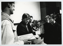 1994-1813 Burgemeester Bram Peper feliciteert in de Kunsthal Diek Zweegman als winnaar van de Designprijs Rotterdam 1994.