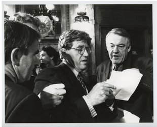 1994-1835 De heer Weisglass (links, VVD), burgemeester Peper(PvdA) en de heer Van Mierlo (D66) bekijken de uitslagen ...