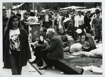 1994-1902 Vrijmarkt op de Coolsingel tijdens Koninginnedag.