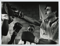 1994-1964 Groen Links op verkiezingstournee. Paul Rosenmöller brengt een bezoek aan de boksschool van Jan Schildkamp ...