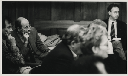 1994-2136 Wethouder Simons houdt zich op de achtergrond tijdens een vergadering van de commissie Werkgelegenheid, ...