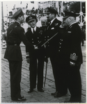 1995-1036 Tijdens de vlootweek wordt prins Bernhard op de Coolsingel begroet door een aantal vlootofficieren: admiral ...