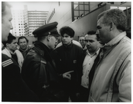 1995-1048 Protest Marokkanen. Een groep Marokkanen protesteert bij het Politiebureau Zuidplein tegen de behandeling van ...