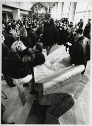 1995-1056 Demonstratie bij Nedlloyd. Werknemers van Combined Terminals Amsterdam (CTA) protesteren in en bij het ...