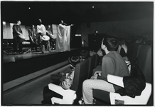 1995-1096 Kunstkijkdagen. In de Doelen vindt de opening plaats van de Kunstkijkdagen voor groep 8 van de Basisschool.