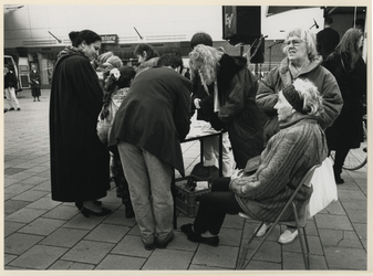 1995-1128 Vrouwenprotest op het Kruisplein. Veel allochtone vrouwen wonen het protest tegen de uitsluiting van de ...