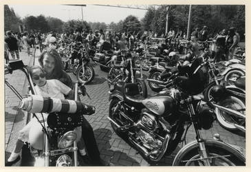 1995-1219 Uitje voor patiëntjes. Patiëntjes van het Zuiderziekenhuis worden door 1250 Harley-Davidson motorrijders ...