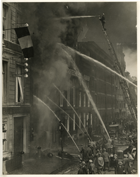 1995-1236 Brandweerlieden blussen de uitslaande brand aan de Boompjes in het pand van de farmaceutische fabriek ...