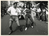 1995-1307 Zomercarnaval. Een vrolijk gezelschap trekt door de stad bij het Rotterdamse Zomercarnaval.